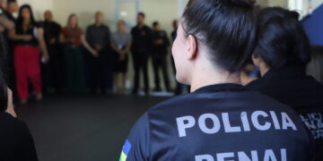 Tatame com curso de defesa pessoal para mulheres é entregue para a Escola de Serviços Penais