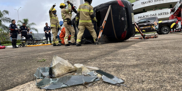Maio Amarelo: ação simula resgate de vítima de acidente de trânsito