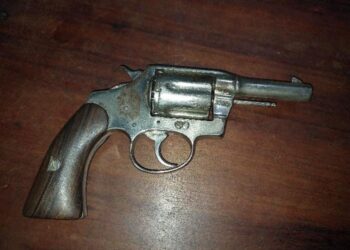 POLÍCIA MILITAR PRENDE HOMEM POR PORTE ILEGAL DE ARMA DE FOGO
