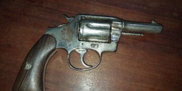 POLÍCIA MILITAR PRENDE HOMEM POR PORTE ILEGAL DE ARMA DE FOGO