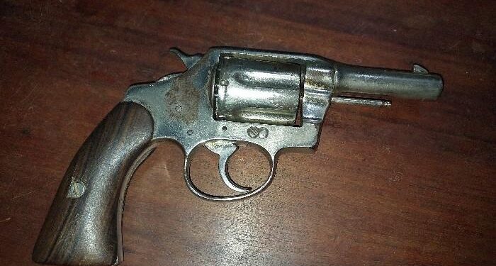 POLÍCIA MILITAR PRENDE HOMEM POR PORTE ILEGAL DE ARMA DE FOGO