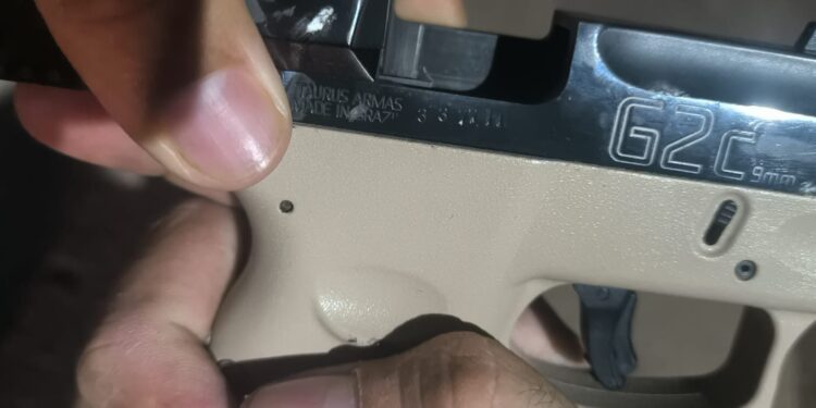 1º BATALHAO DA POLICIA MILITAR APREENDE UMA ARMA CAL 9MM E UM VEÍCULO SUSPEITO DE PARTICIPAR DE UM SUPOSTO SEQUESTRO