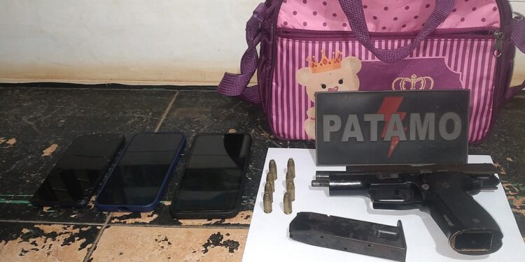 POLÍCIA MILITAR PRENDE GRUPO POR PORTE ILEGAL DE ARMA DE FOGO