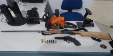 ABORDAGEM POLICIAL RESULTA EM APREENSÃO DE DUAS ARMAS DE FOGO