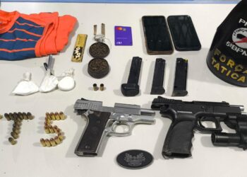 PM APREENDE VEÍCULO, ARMAS, DROGAS E MUNIÇÕES