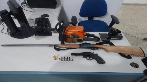ABORDAGEM POLICIAL RESULTA EM APREENSÃO DE DUAS ARMAS DE FOGO