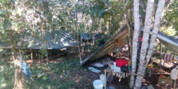 POLÍCIA MILITAR DE RONDÔNIA RETIRA INVASORES DE TERRA EM CHUPINGUAIA