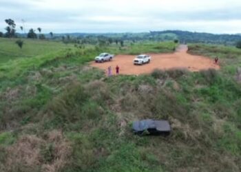 Carro perde o controle e despenca ribanceira do morro cidade alta, condutor havia dormido