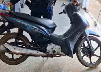 PAGUEI R$ 1.500: ABORDAGEM DE TRÂNSITO RECUPERA MOTONETA FURTADA E PRENDE SUSPEITO DE RECEPTAÇÃO