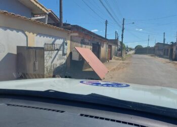 POLÍCIA MILITAR FLAGRA HOMEM FURTANDO PORTÃO