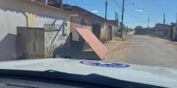 POLÍCIA MILITAR FLAGRA HOMEM FURTANDO PORTÃO