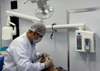 Alan Queiroz entrega van odontológica ao município de Candeias do Jamari