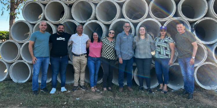 Cláudia de Jesus faz entrega de itens adquiridos com emenda parlamentar em Urupá