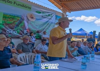 Luizinho Goebel participa da entrega de título definitivos de imóveis em Vilhena