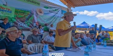 Luizinho Goebel participa da entrega de título definitivos de imóveis em Vilhena