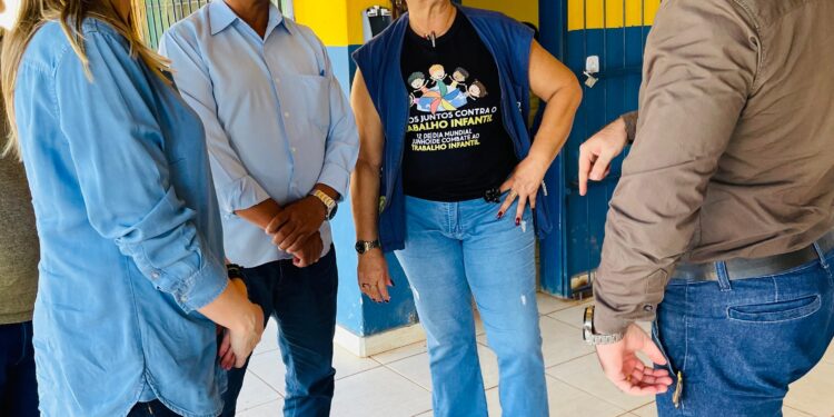 Vereador Bengala e secretária de Educação visitam Escola Santa Júlia na Vila da Penha para buscar melhorias