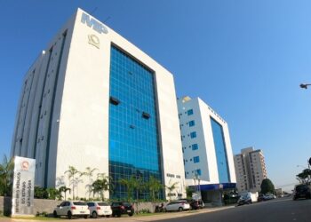 Criança acorrentada: MP obtém condenação de pai e madrasta a pena de 25 anos, cada um