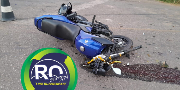 Motociclista é socorrido após colidir com carro