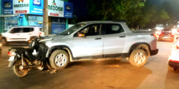 Acidente entre moto e carro deixa uma mulher ferida