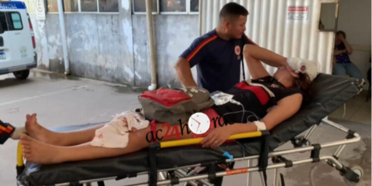 Mulher é agredida com barra de ferro e esfaqueada por homem enciumado