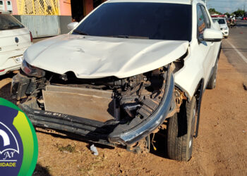 Motociclista é socorrido em estado grave após ser atingido por carro