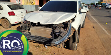 Motociclista é socorrido em estado grave após ser atingido por carro