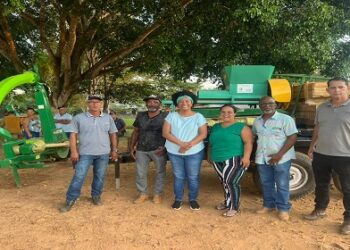 Sílvia Cristina faz a entrega de implementos agrícolas para associação em Cacaulândia