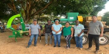 Sílvia Cristina faz a entrega de implementos agrícolas para associação em Cacaulândia