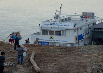 Barco saúde inicia mais uma viagem para levar serviços especializados à população ribeirinha