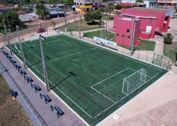 Governo de RO entrega campo society com grama sintética na praça municipal de Parecis