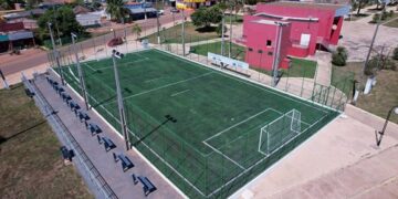 Governo de RO entrega campo society com grama sintética na praça municipal de Parecis