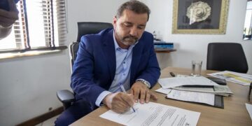 Assinada a ordem de serviço para obras de asfalto, drenagem e calçadas nos bairros Aponiã e Planalto