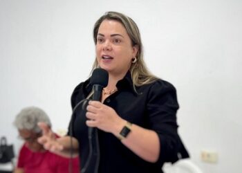 Cláudia de Jesus sugere criação de programas de apoio psicológico nas escolas