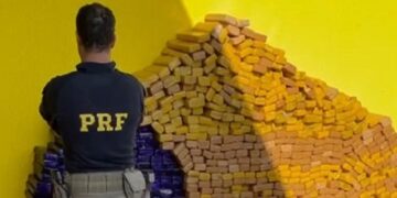 PRF apreende 800 Kg de maconha e recupera caminhonete em Coxim (MS)