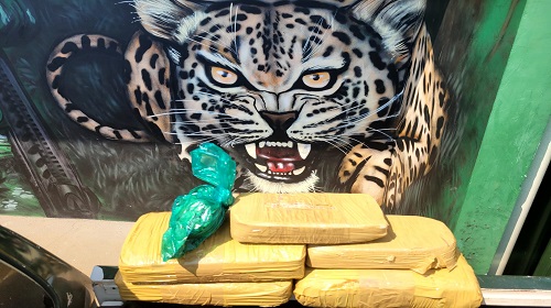 POLÍCIA MILITAR APREENDE 5 KG DE DROGAS E PRENDE SUSPEITOS EM OPERAÇÃO NA BR 425