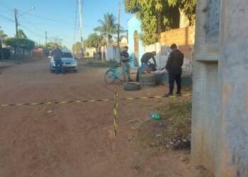 Homem é executado com vários tiros na cabeça em frente de residência