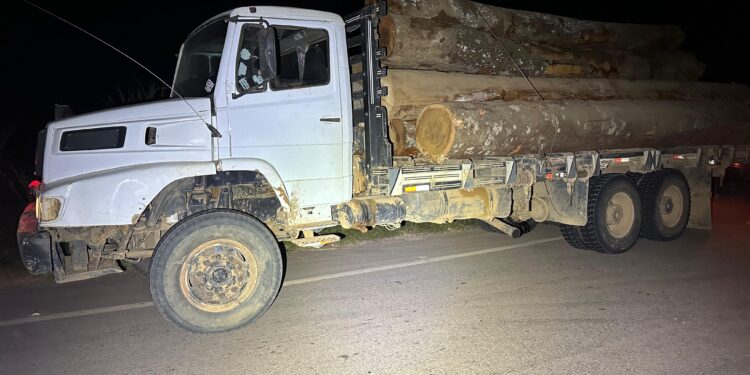Polícia Militar de Rondônia Apreende Três Caminhões com Madeira Extraída Ilegalmente