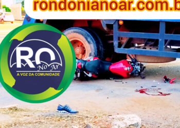 Grave: Motociclista fica de baixo de caminhão