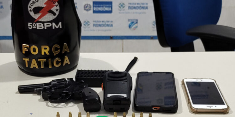 FORÇA TÁTICA: Jovem é preso em frente da casa da vó na mexico