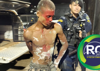 Disfarçado de guerreiro homem é conduzido a central de polícia