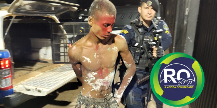 Disfarçado de guerreiro homem é conduzido a central de polícia