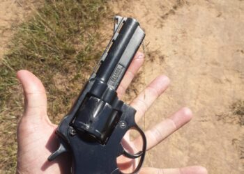 POLÍCIA MILITAR PRENDE HOMEM POR PORTE ILEGAL DE ARMA DE FOGO APÓS DENÚNCIA ANÔNIMA