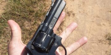 POLÍCIA MILITAR PRENDE HOMEM POR PORTE ILEGAL DE ARMA DE FOGO APÓS DENÚNCIA ANÔNIMA