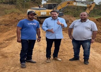 Deputado Alex Redano vistoria obras e concede entrevista em Buritis