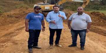 Deputado Alex Redano vistoria obras e concede entrevista em Buritis