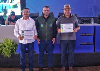 Deputado Ribeiro do Sinpol entrega votos de louvor a servidor público e produtor rural
