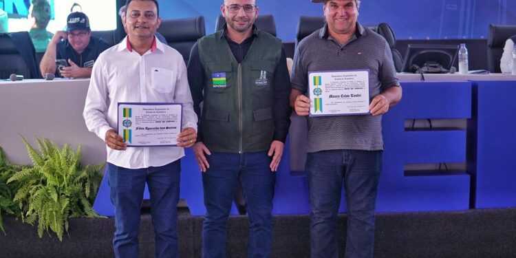 Deputado Ribeiro do Sinpol entrega votos de louvor a servidor público e produtor rural