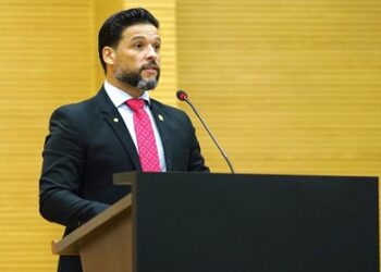 Projeto de Lei do deputado Camargo que proíbe músicas com contexto sexual nas escolas é sancionado pelo governador