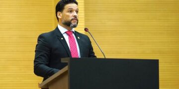Projeto de Lei do deputado Camargo que proíbe músicas com contexto sexual nas escolas é sancionado pelo governador
