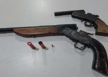 PM APREENDE DUAS ARMAS DE FOGO EM UM BAR